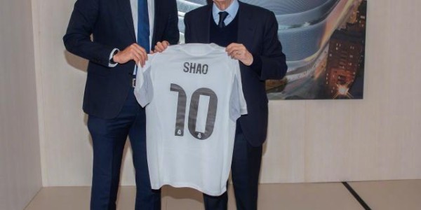 九游娱乐登录入口-国足主帅邵佳一造访皇马 获赠球衣合影弗洛伦蒂诺