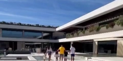 九游娱乐-C罗社媒晒度假视频：很高兴能和家人一起回家