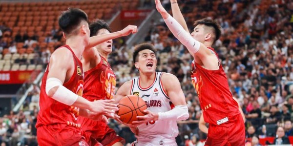 九游娱乐-CBA重磅爆料！曝麦考尔离开广东宏远，上海男篮将对洛夫顿重罚