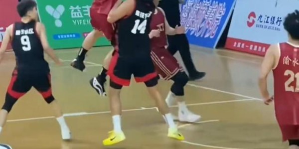 九游娱乐app下载-浙深战争议哨！贺希宁三步上篮走步了吗？两位专家给出相同的解读