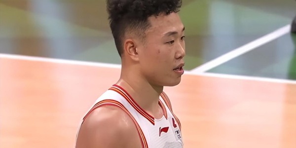 九游娱乐app下载-浙深战争议哨！贺希宁三步上篮走步了吗？两位专家给出相同的解读