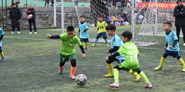 九游娱乐官方入口-孩子们的足球盛宴！2026年光谷“冬训杯”青少年足球邀请赛开幕