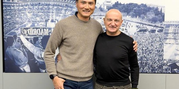 九游娱乐登录入口-国足主帅邵佳一造访皇马 获赠球衣合影弗洛伦蒂诺